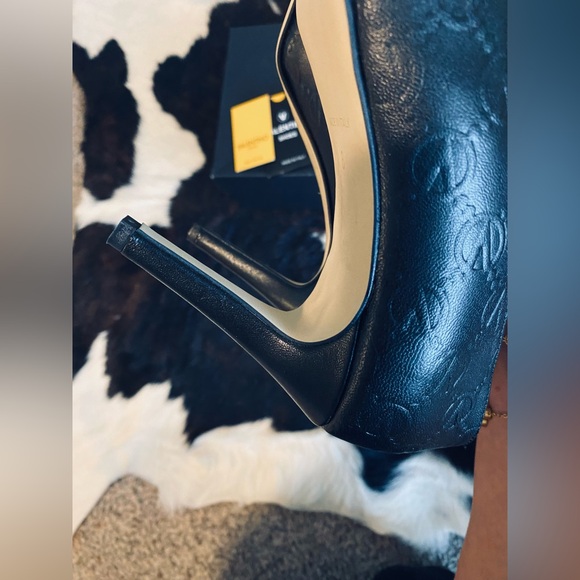 Brand NEW beautiful black Valentino heels. Size 8 purchased from Saks Fifth Ave - Picture 6 of 13